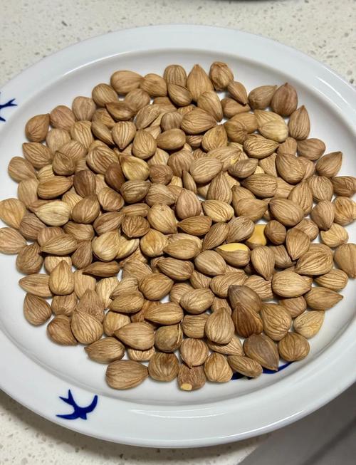烤杏仁配海盐的摆盘特写
