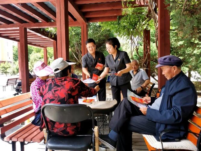 退休法官在小区凉亭给邻居讲法律常识场景
