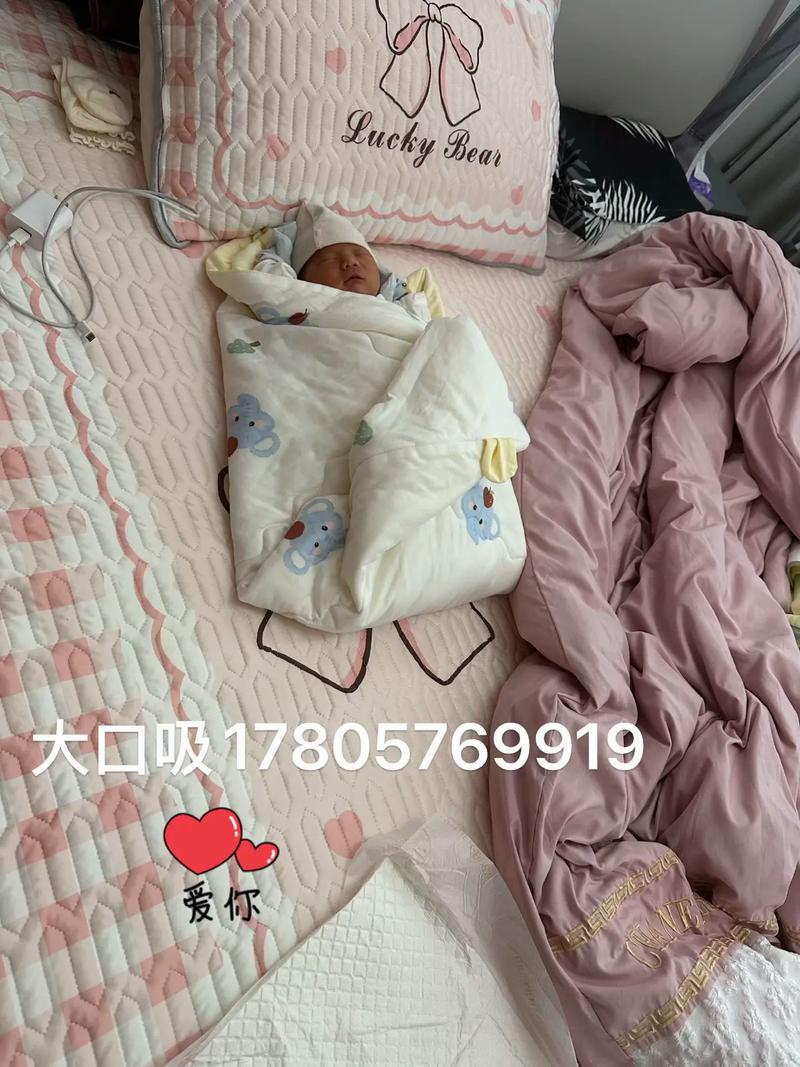 1岁宝宝在陌生早教教室攥着妈妈衣角的实拍