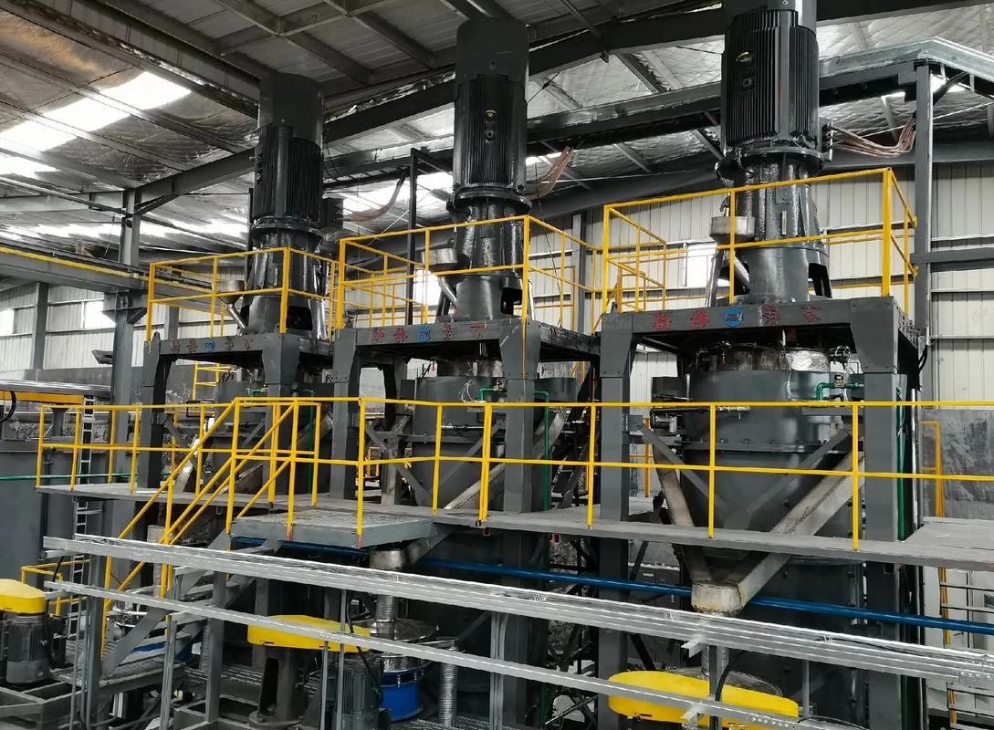 工业车间锂电原料化工搅拌机工作现场