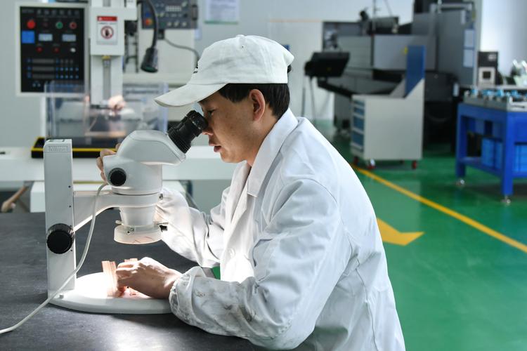 五金配件 质检员 显微镜 检测