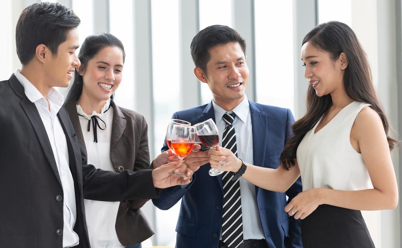 聚会上人们轻松交谈拿着酒杯