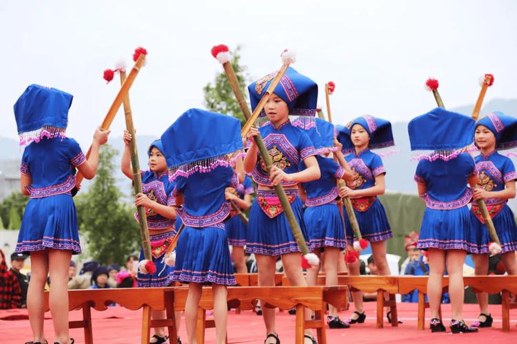 武鸣三月三歌圩壮族民众围圈打竹扁担舞