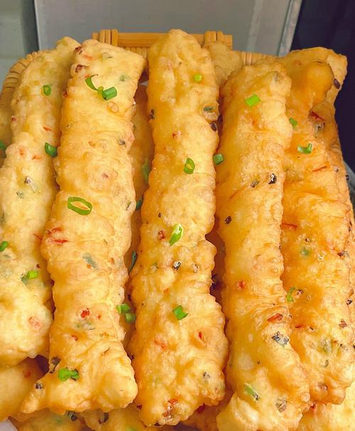 餐桌上摆着淡茶水、黑咖啡和柠檬片的轻断食饮品