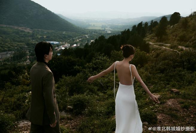 山顶婚礼新娘头纱被风吹起