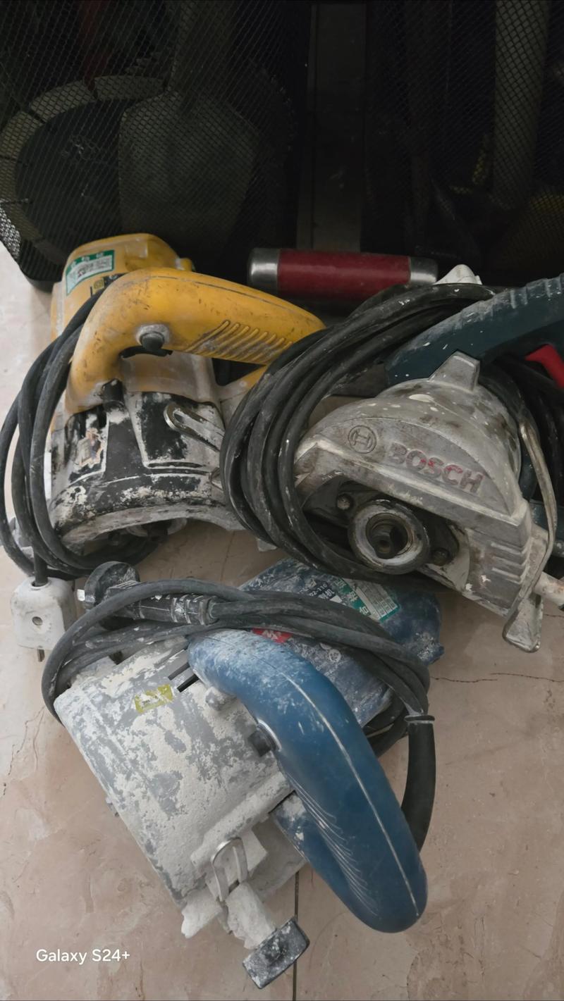 切胶机厂家售后人员现场维修,工具散落一地