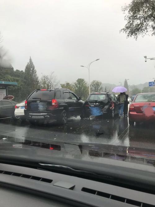 雨天开车紧急避让行人撞车场景图