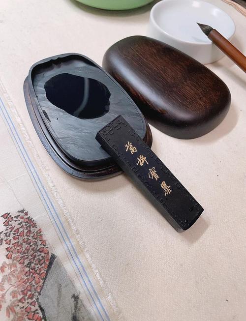 书桌上摊开的毛笔信笺和墨汁砚台