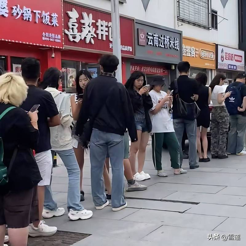 网红奶茶排队现场实拍
