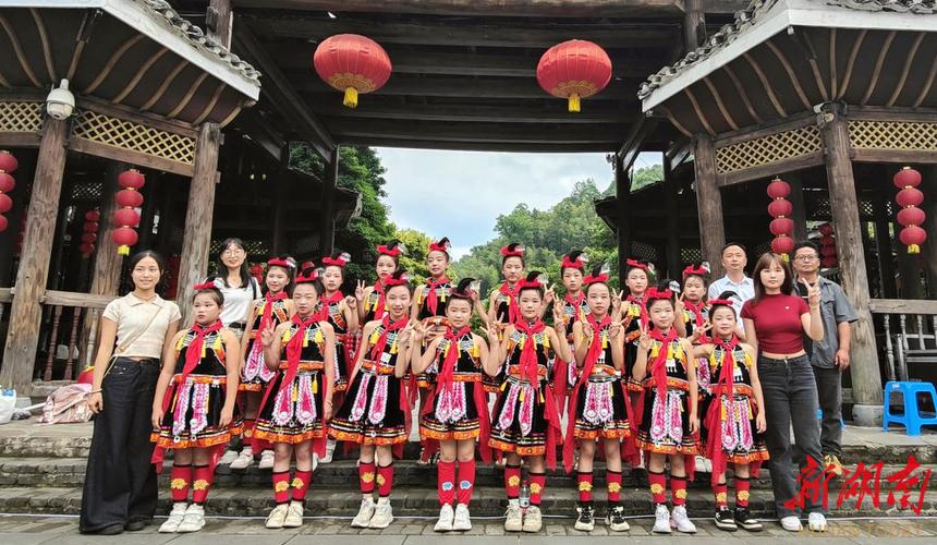 贵州黔东南侗乡小学侗族大歌兴趣班教学场景