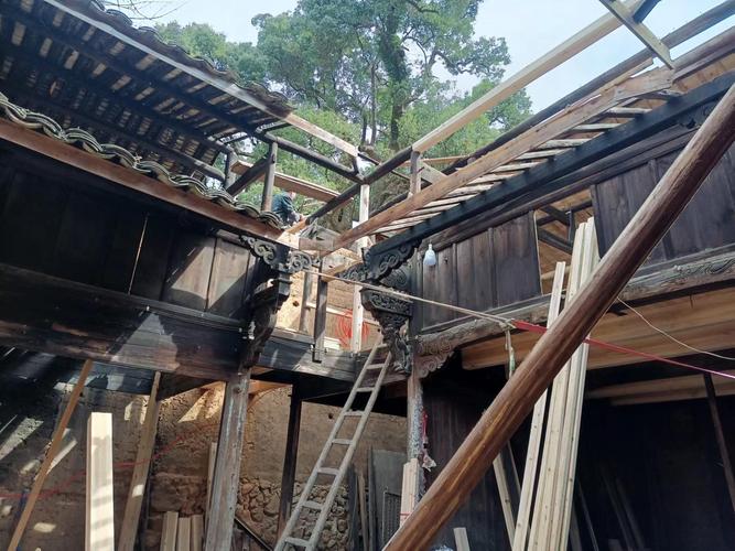 省级文保古宅被违规改造住人现场图