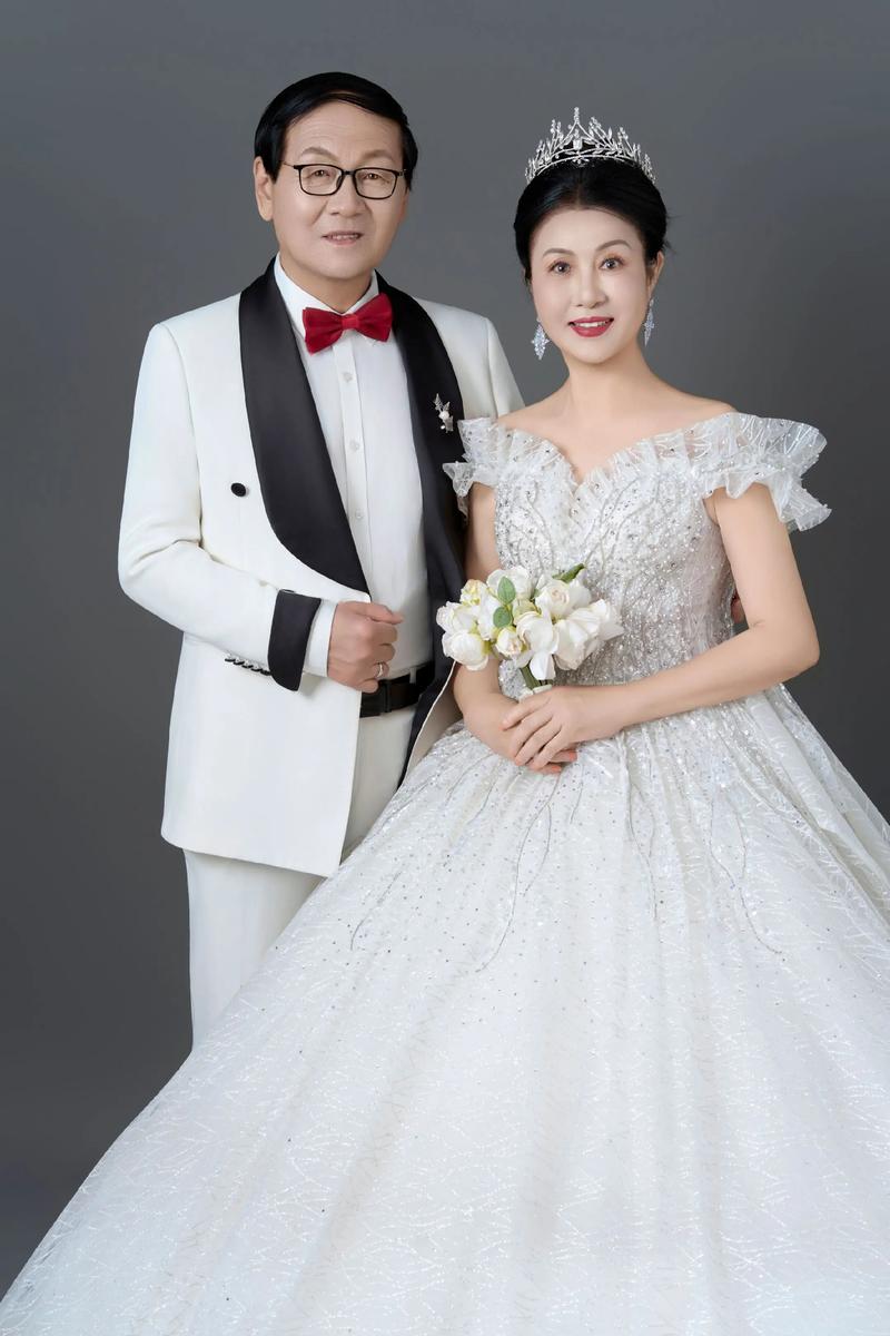 老夫妻在金婚纪念日重新穿上婚纱和西服相视而笑