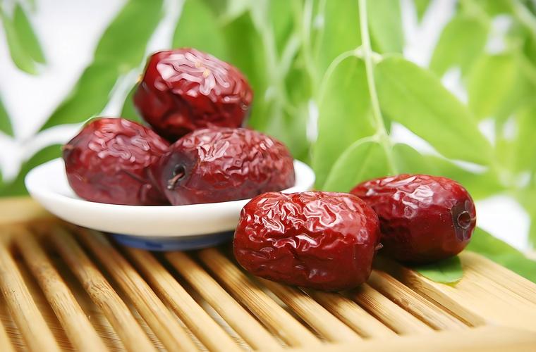 厨房砧板上的生姜片和一把干红枣特写