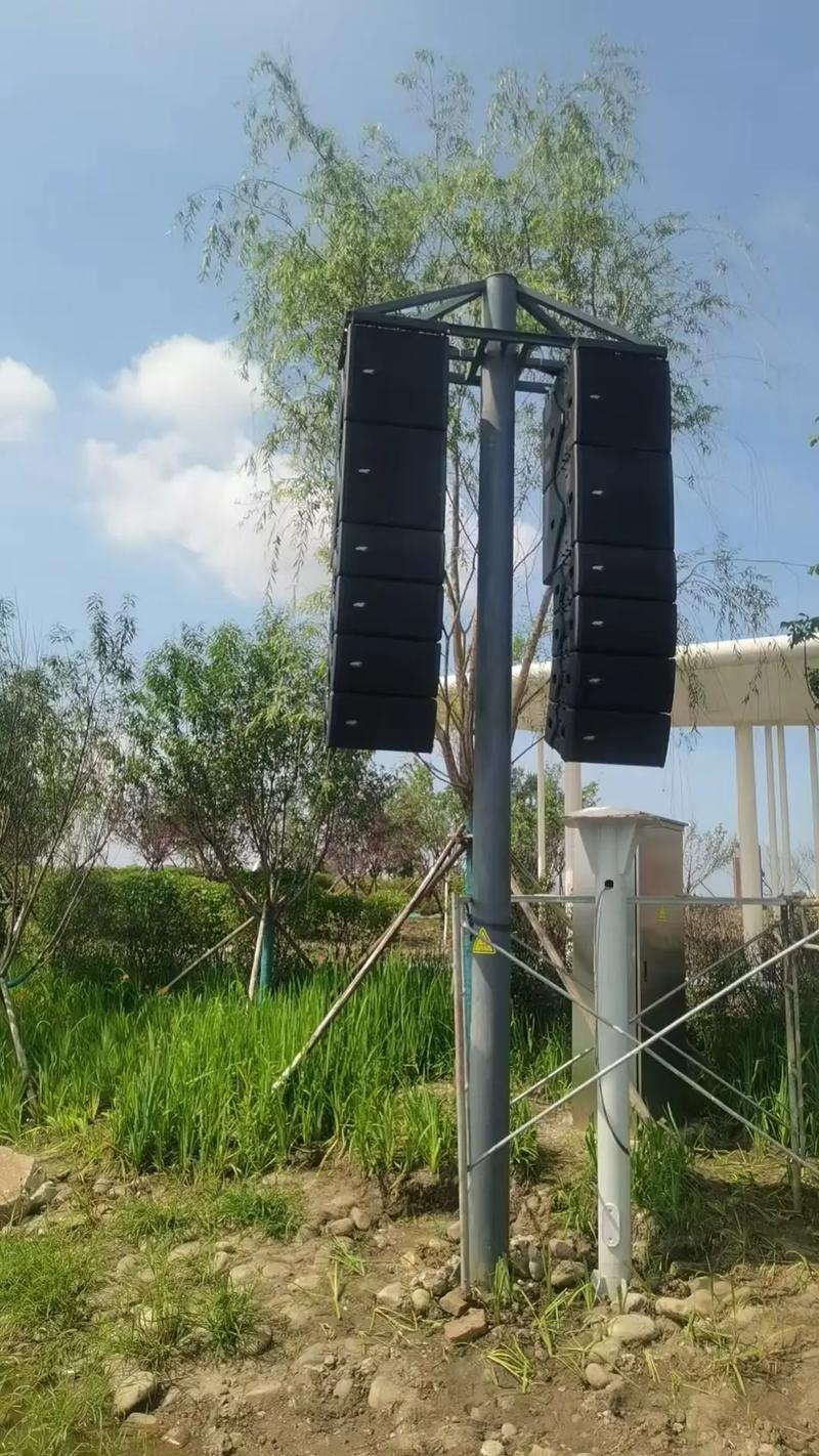 森林中悬挂的声学监测防水录音设备