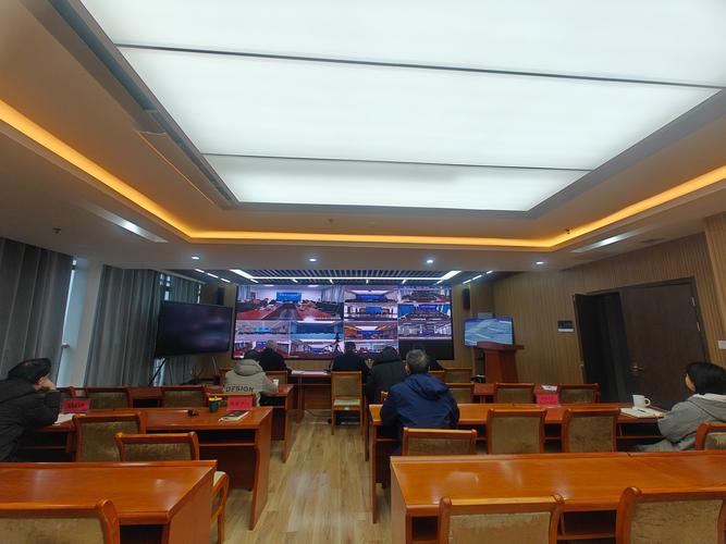 公关团队深夜会议室紧急应对危机场景