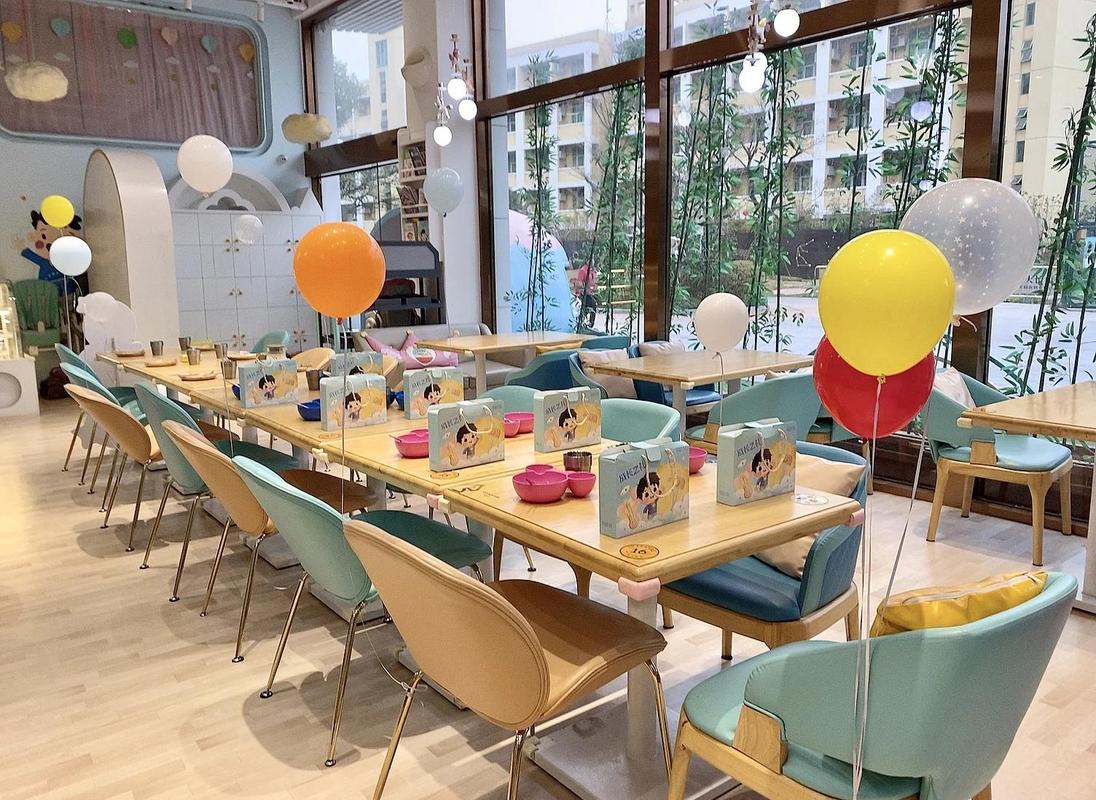 亲子餐厅儿童卡通主题生日派对布置实景图