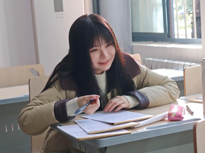 中学教室后排学生干部记笔记的侧影