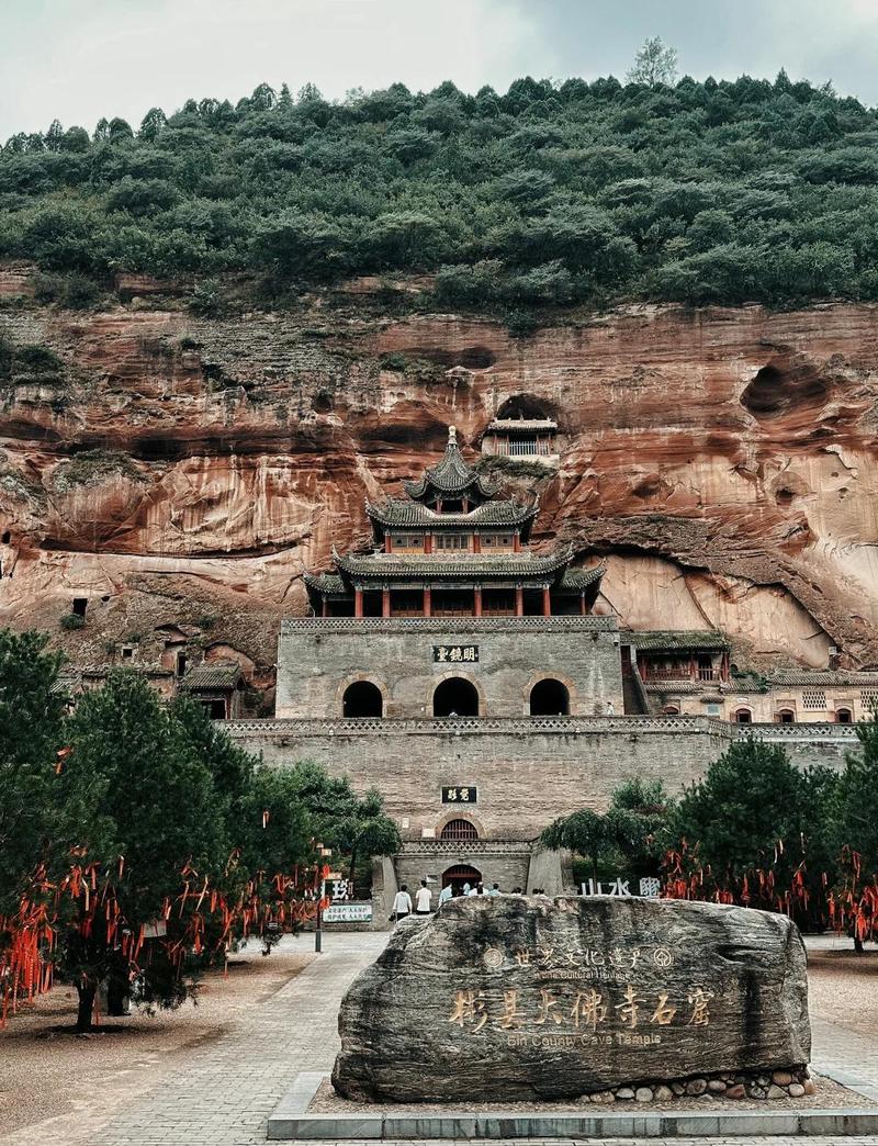彬县大佛寺唐代造像被打格损毁的现场图