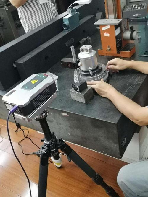 滚珠丝杠精度检测激光干涉仪现场测量图