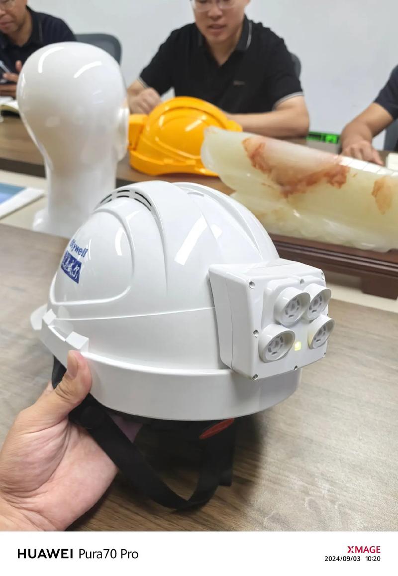 智能安全帽内置传感器和摄像头展示技术