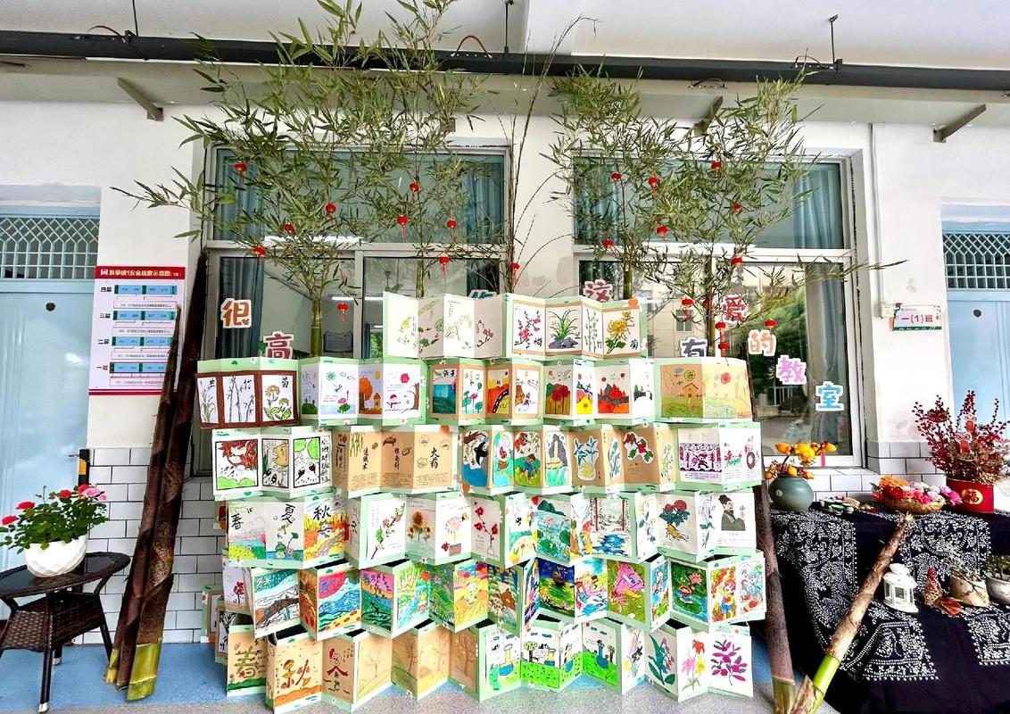 幼儿园亲子手工展歪歪扭扭的儿童作品墙