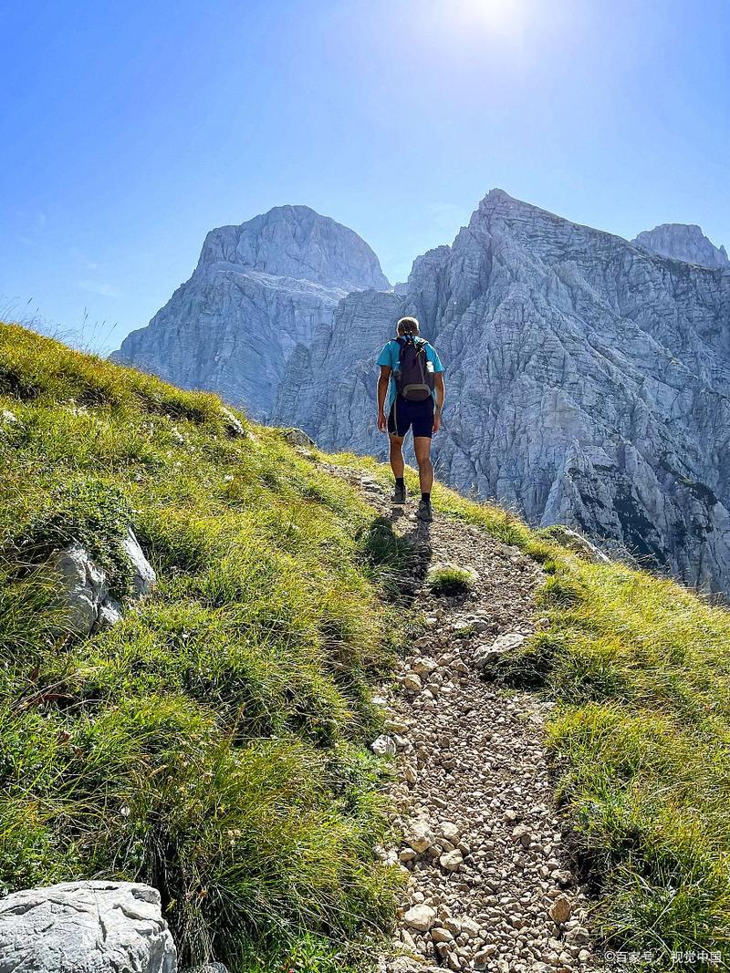 登山者面对两条不同难度的山路