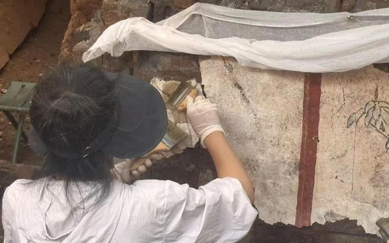 基层文保人员现场勘测地下可移动文物工作照