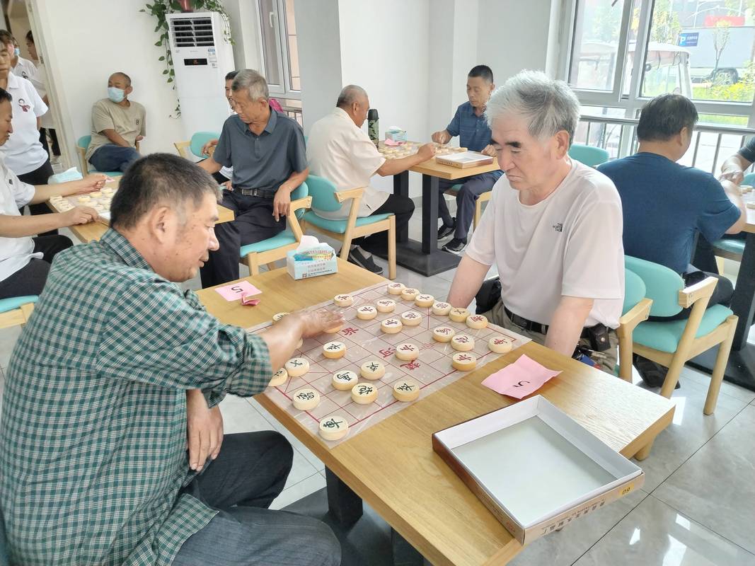 社区老年人一起下棋聊天活跃大脑