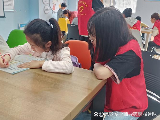 有效陪伴课堂体验活动学生背对背交流图
