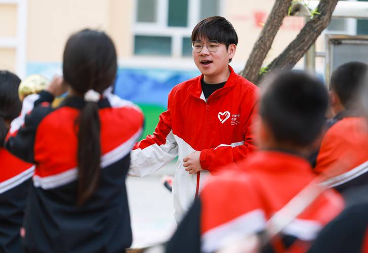 西部计划志愿者利用平板为西藏农牧区儿童上音乐课