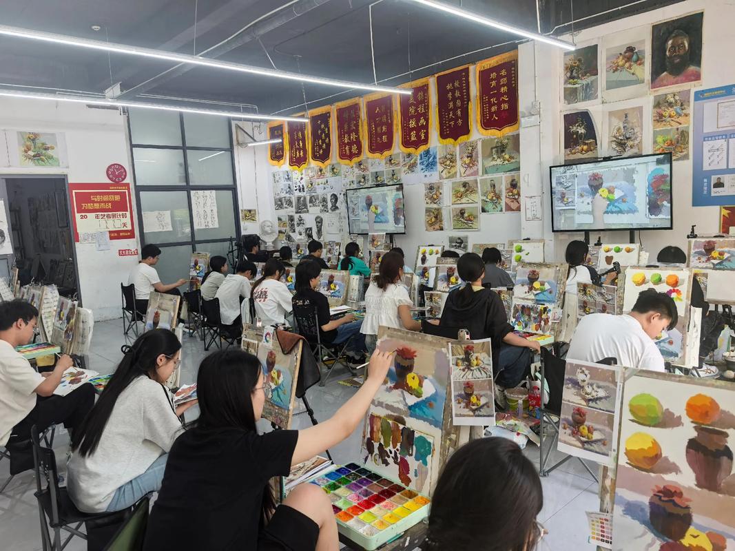 艺考集训画室,满墙的画笔和颜料
