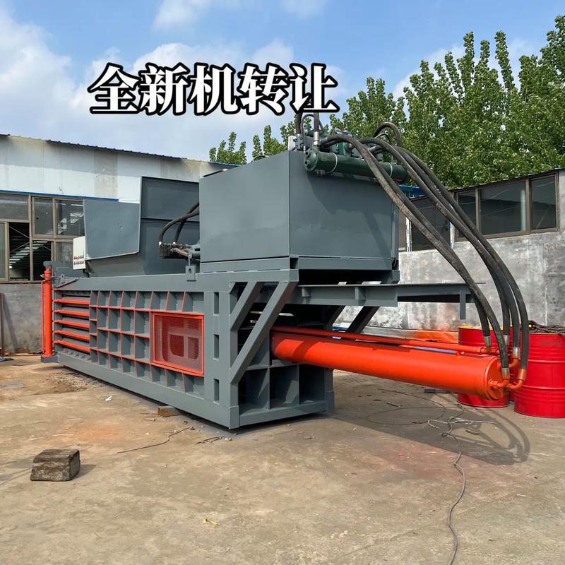 废品站内正在工作的卧式液压打包机