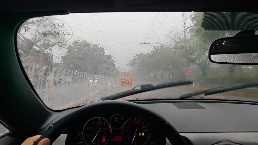 无人驾驶汽车雨天开放道路测试实拍图