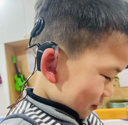 工业厂房内儿童佩戴定制耳罩观察机器运转