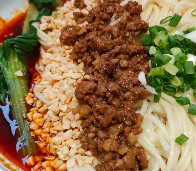 一、担担面的魂,在那一勺肉臊里