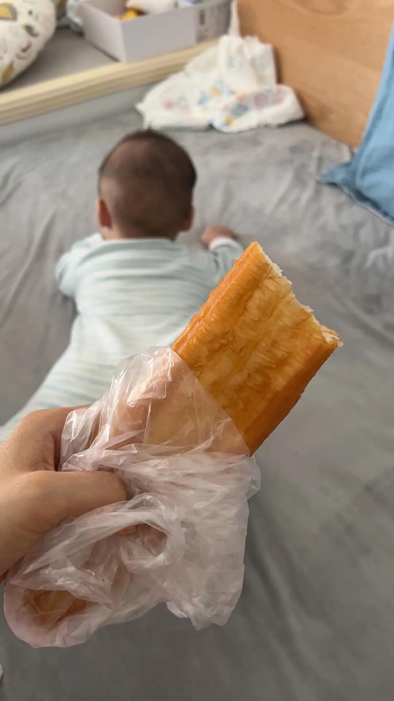 走的时候塞给我半根热油条