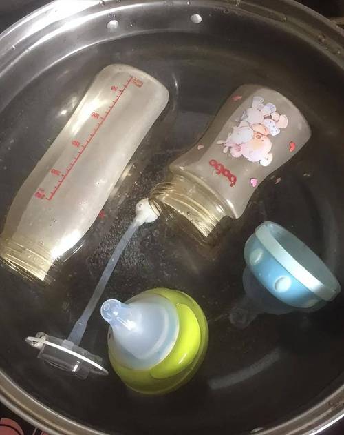新手妈妈热水烫奶瓶错误操作实拍