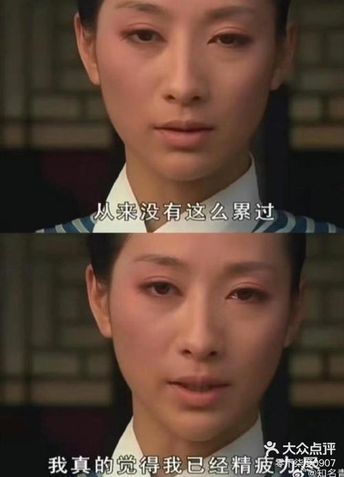 一个人对着镜子练习台词但表情僵硬