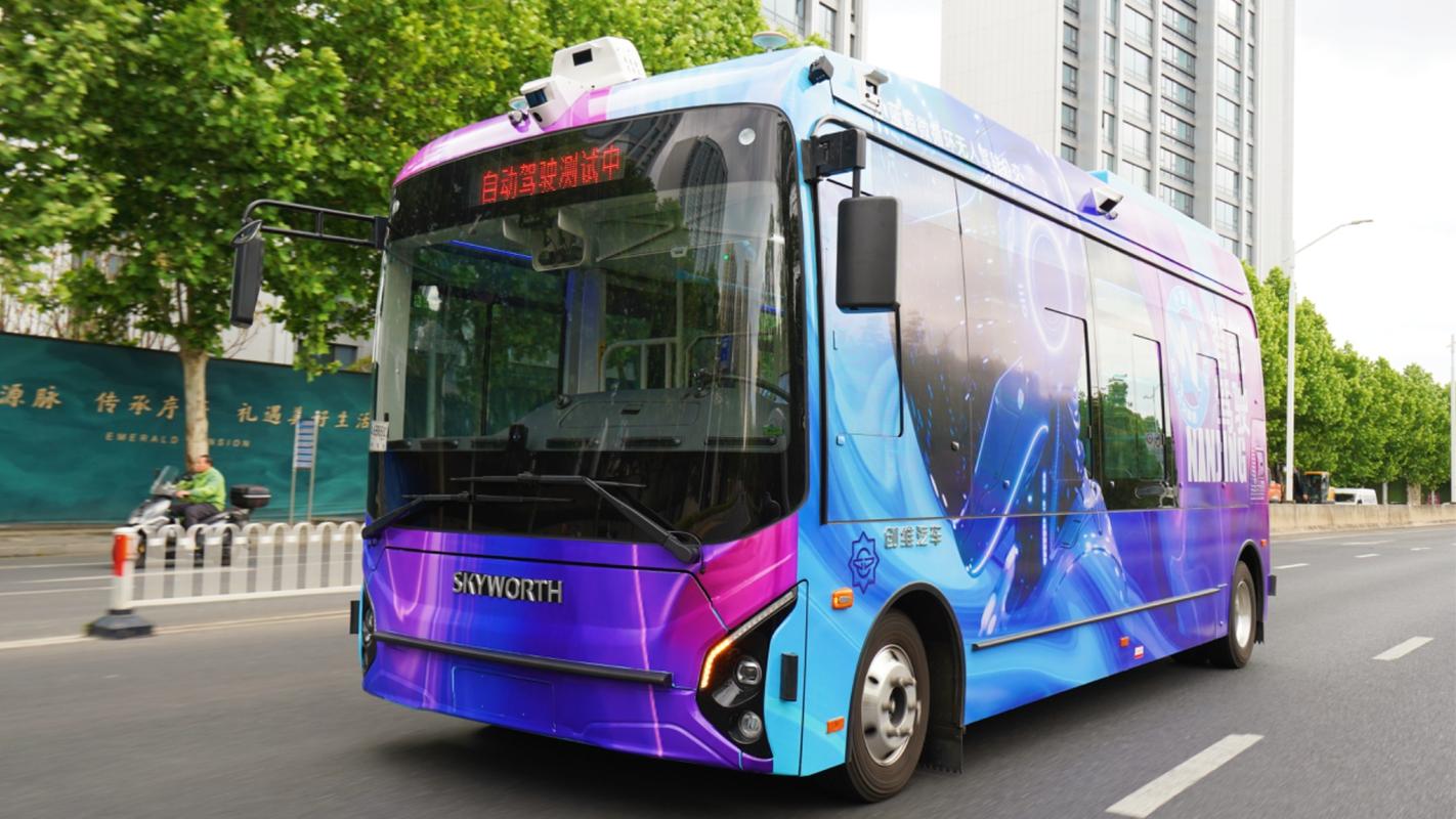南京软件大道路边停靠的自动驾驶测试车外观
