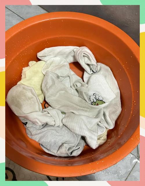 家用开水煮纯棉袜子消毒场景图