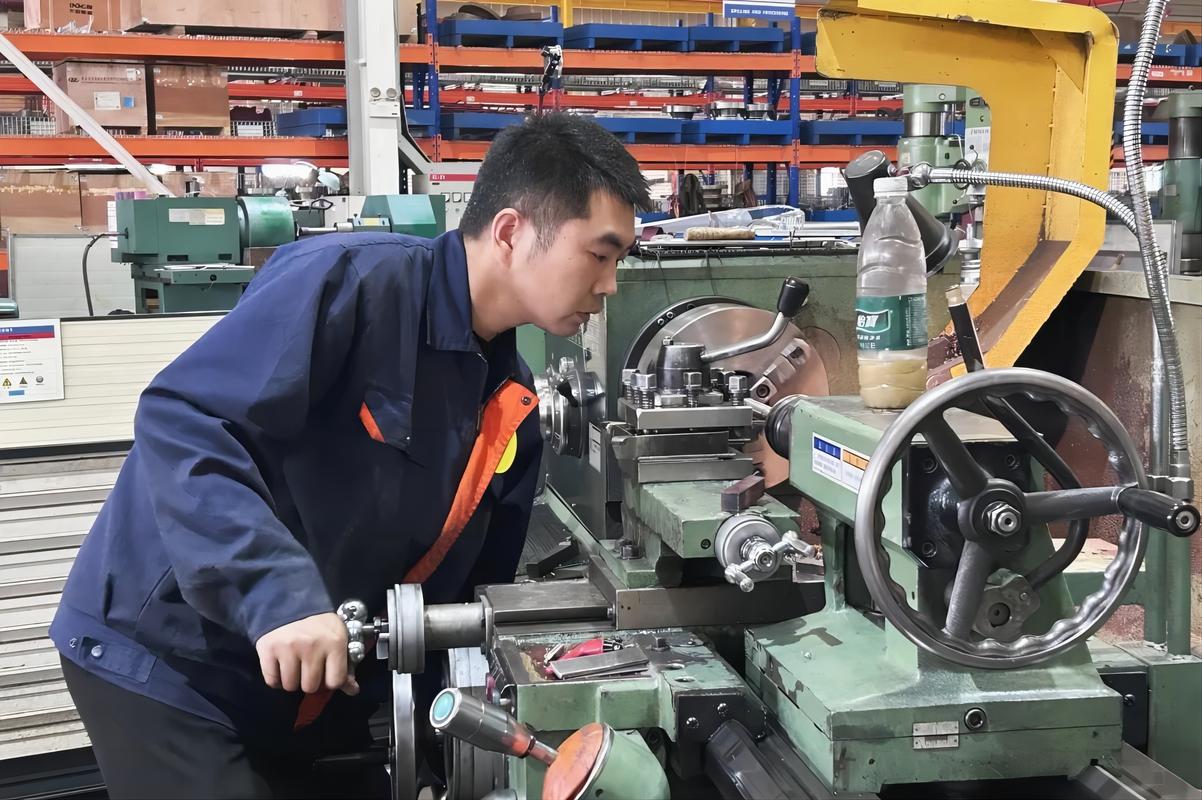 车间工人操作普通卧式车床现场实拍