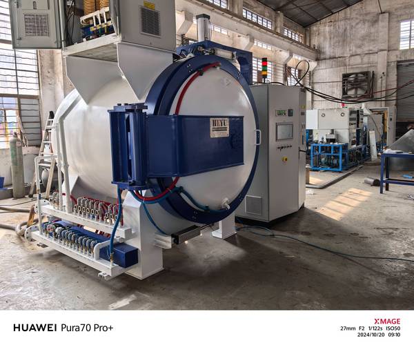 真空炉生产车间炉体焊接现场