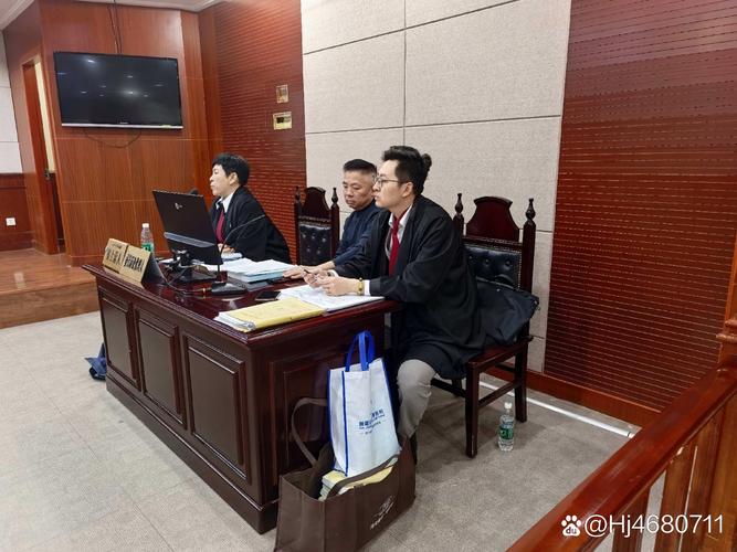 法庭上律师展示证据照片