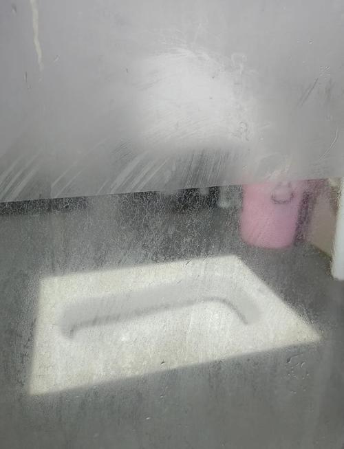 卫生间深灰色淋浴区瓷砖水垢实拍图