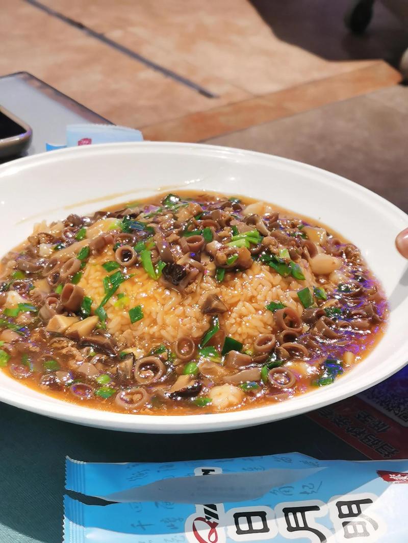 海肠拌饭特写