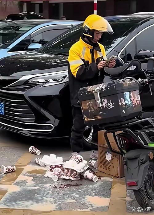 外卖奶茶倾洒配送问题实拍