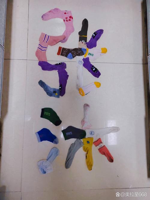 儿童卧室床上散落彩色袜子