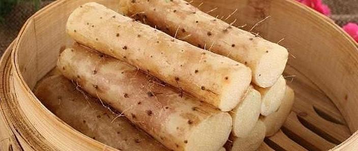 家庭厨房蒸架上带皮山药摆放图