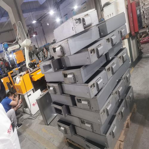 汽配厂焊接工位现场铝屑堆积实拍