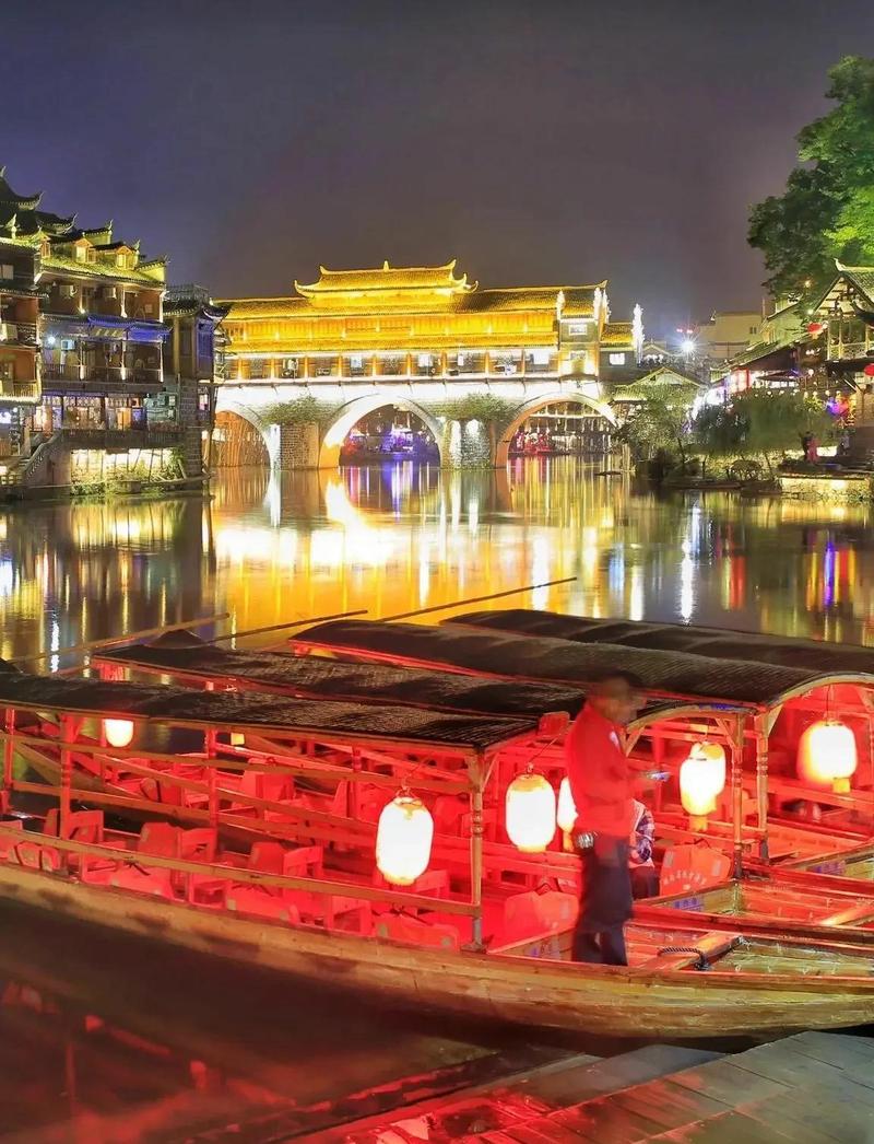 凤凰沱江夜景点河灯的南漳游客背影